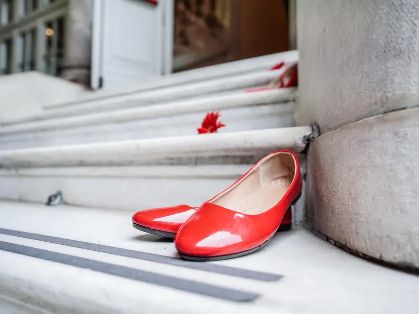 Scarpette rosse, simbolo della lotta alla violenza sulle donne