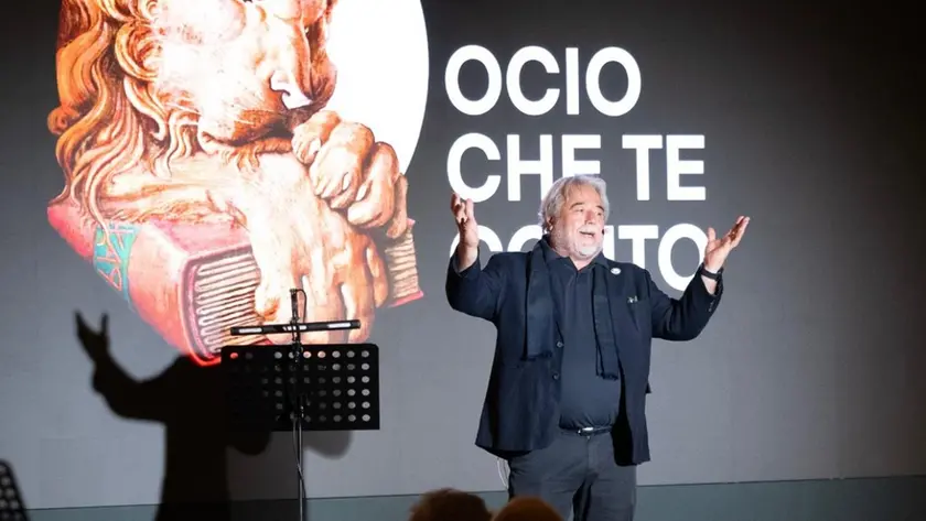 Giovanni Giusto sul palco di una delle repliche di "Ocio che te conto", diventato anche uno spettacolo
