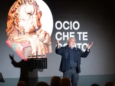 Giovanni Giusto sul palco di una delle repliche di "Ocio che te conto", diventato anche uno spettacolo