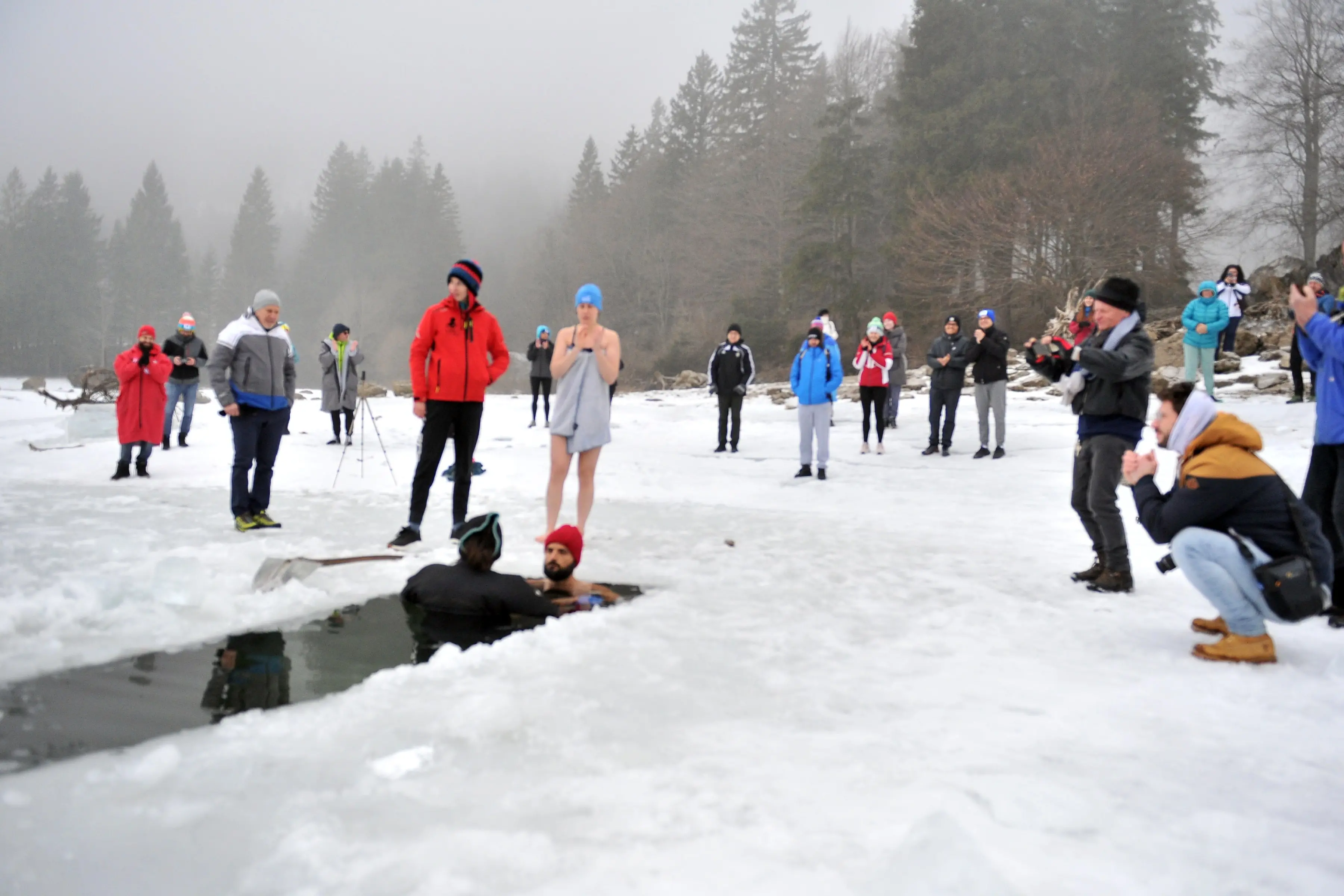 L'immersione nell'acqua ghiacciata a Cave del Predil (Foto Petrussi)