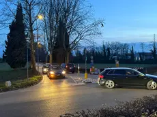 Via Castello chiusa al traffico: molte auto l’hanno comunque imboccata ma poi hanno fatto dietrofront