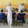 Bambini in una mensa scolastica