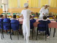 Bambini in una mensa scolastica