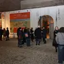 Visitatori all'esterno della mostra a Santa Caterina