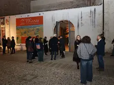 Visitatori all'esterno della mostra a Santa Caterina