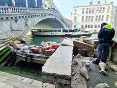 L’imbarcazione schiantata alla base del ponte di Rialto
