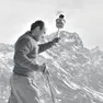 Zeno Colò con la fiamma olimpica a Cortina nel 1956 in una foto storica diffusa nel 2006 sul sito delle Olimpiadi invernali di Torino
