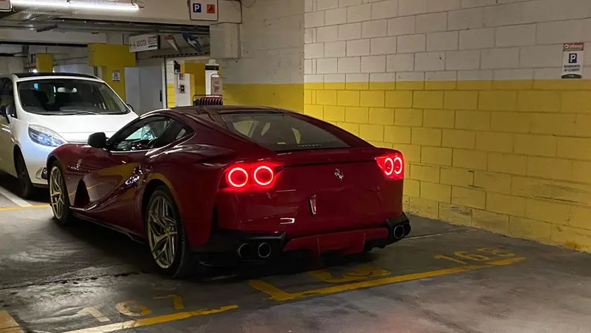 La Ferrari parcheggiata nel park riservato ai disabili alle Torri Verdi di Conegliano