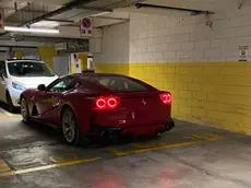 La Ferrari parcheggiata nel park riservato ai disabili alle Torri Verdi di Conegliano