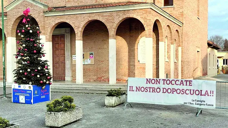 Sopra lo striscione cacciato dalle Fanna e appeso davanti alla chiesa di Selvana.