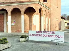 Sopra lo striscione cacciato dalle Fanna e appeso davanti alla chiesa di Selvana.