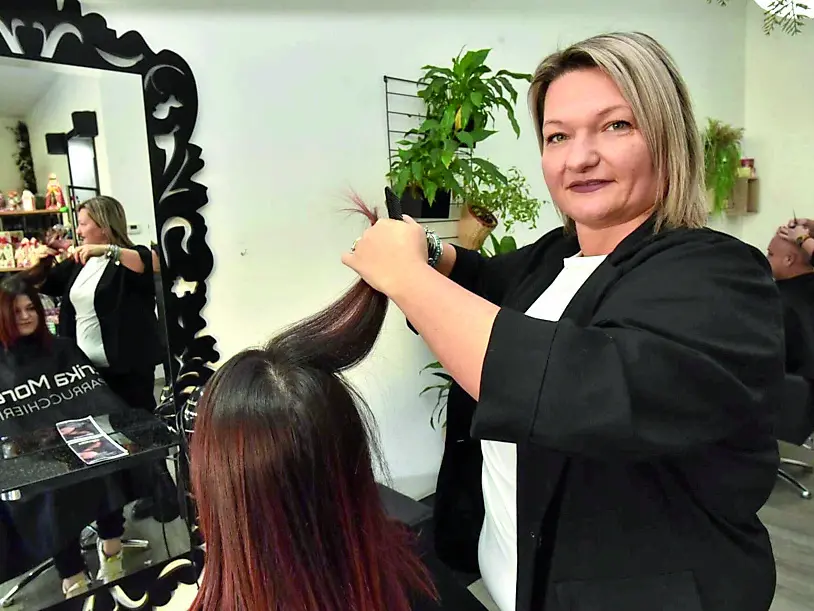 Erika Moret al lavoro nel suo salone a Conegliano