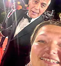 Erika Moret con George Clooney