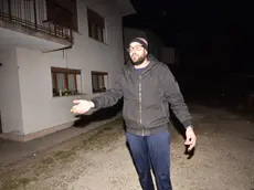 L’assessore Simone Baldassar nel cortile dove ha affrontato i malviventi