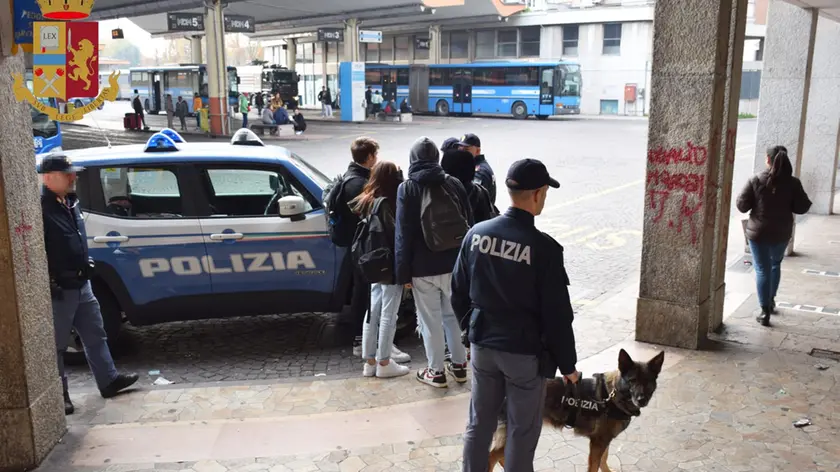 Controlli della polizia all’autostazione Mom di via Lungosile Mattei a Treviso