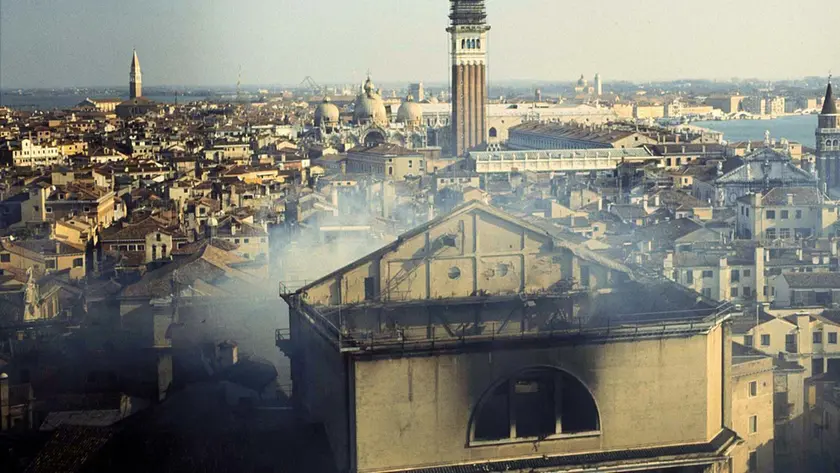 Il Teatro la Fenice il giorno dopo l'incendio