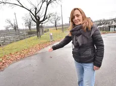 La maestra Elisa Borsoi indica il posto in cui la giovane era a terra dopo essersi sentita male