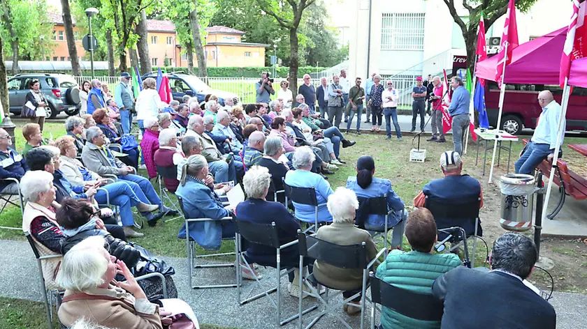 Una riunione di inquilini dell’Ater e famiglie interessate al bando organizzata dal Sunia della Cgil