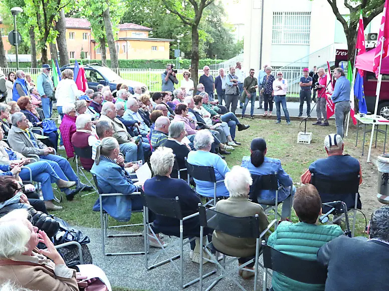 Una riunione di inquilini dell’Ater e famiglie interessate al bando organizzata dal Sunia della Cgil