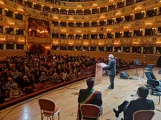 L'intervento di Dario Calimani sul palco della Felice (foto Matteo Tagliapietra/Interpress)