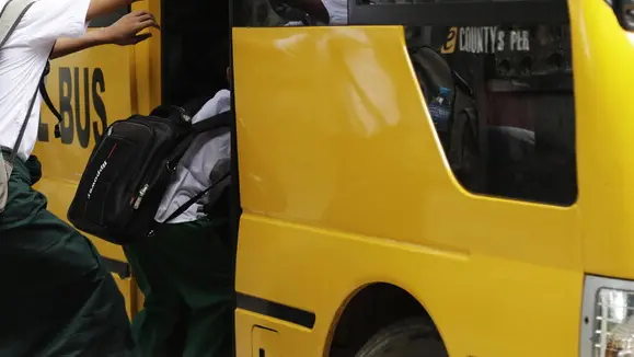 Bulli in autobus, protestano le famiglie