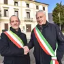 I sindaci Larry Pizzol (Sarmede) e Giacomo De Luca (Fregona) davanti alla sede municipale del Comune di Fregona