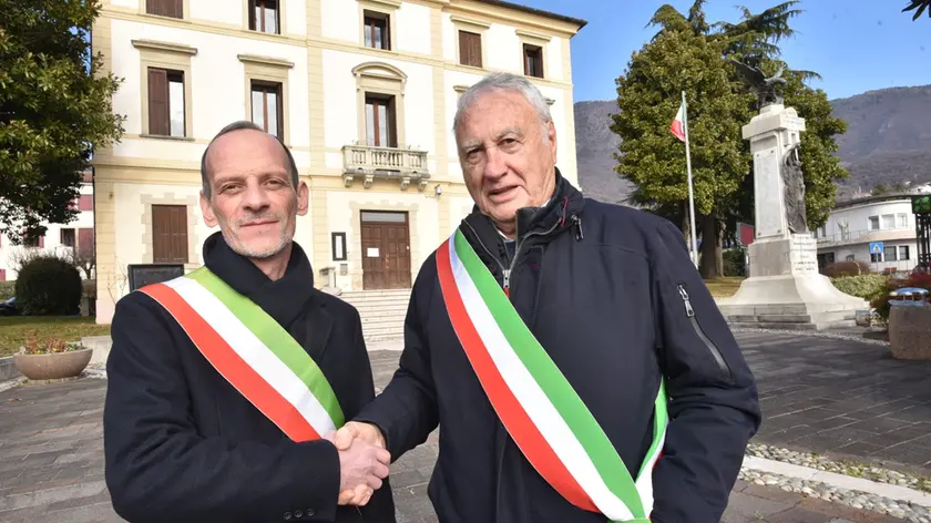 I sindaci Larry Pizzol (Sarmede) e Giacomo De Luca (Fregona) davanti alla sede municipale del Comune di Fregona