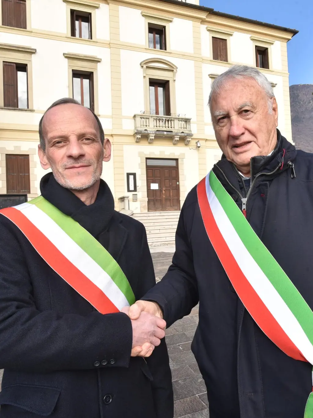 I sindaci Larry Pizzol (Sarmede) e Giacomo De Luca (Fregona) davanti alla sede municipale del Comune di Fregona