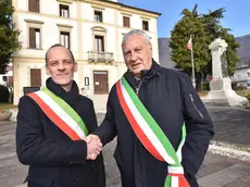 I sindaci Larry Pizzol (Sarmede) e Giacomo De Luca (Fregona) davanti alla sede municipale del Comune di Fregona