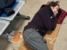 Franco Amoroso costretto a sdraiarsi sul pavimento del Pronto soccorso di Senigallia per mancanza di posti letto