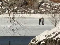 Alcuni turisti mentre camminano sul lago ghiacciato