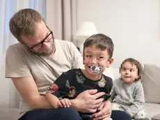 Il piccolo Raif Terzić tra le braccia del padre Haris, al centro di una storia che sta sollevando polemiche