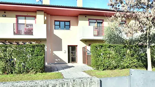 Uno dei caseggiati presi di mira dai ladri