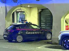 La pattuglia dei carabinieri del Norm durante l’intervento nell’abitazione della donna