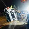 Il camion ribaltato (foto vigili del fuoco)