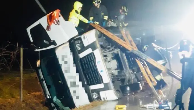 Il camion ribaltato (foto vigili del fuoco)