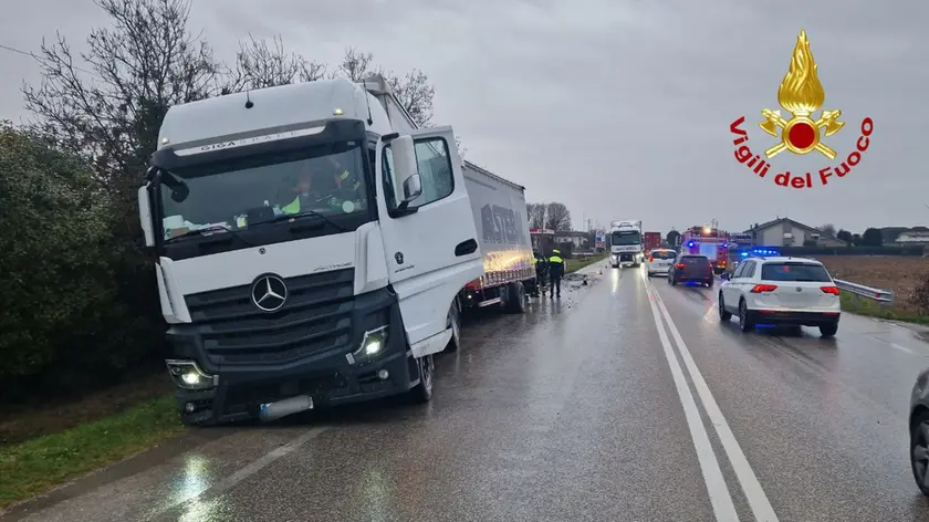 Il camion fuori strada sulla circonvallazione di Castelfranco