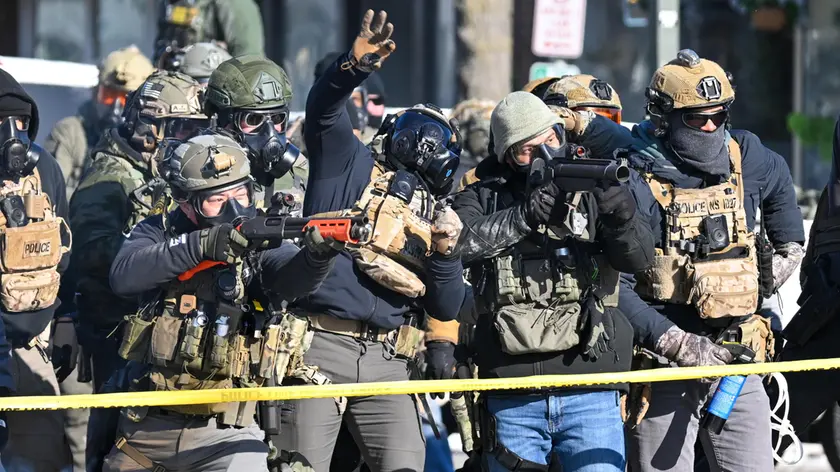 Agenti dell'Ice lanciano lacrimogeni verso la folla a Minneapolis