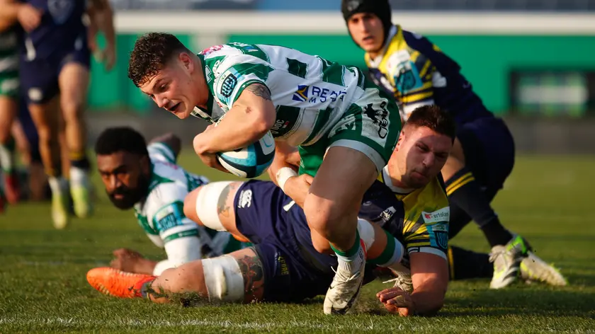 Alessandro Garbisi va a schiacciare in meta