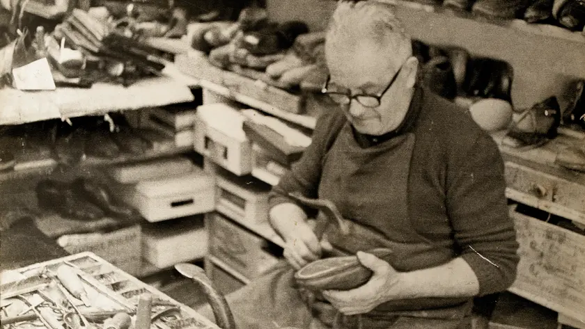 Un calzolaio al lavoro, da cui deriva il cognome veneto Callegaro
