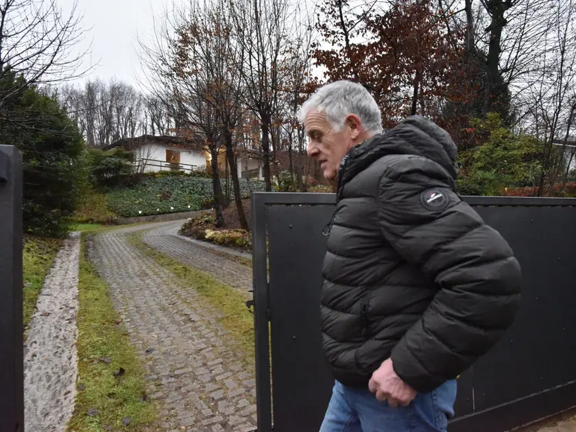 Luigi Tarzariol all'ingresso della sua abitazione a Susegana