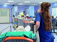 Un’infermiera nel reparto di Pronto soccorso di un ospedale