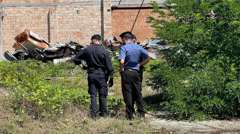 I rilievi dei carabinieri sul luogo del femminicidio