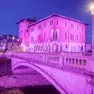 Il ponte sul Soligo illuminato di rosa
