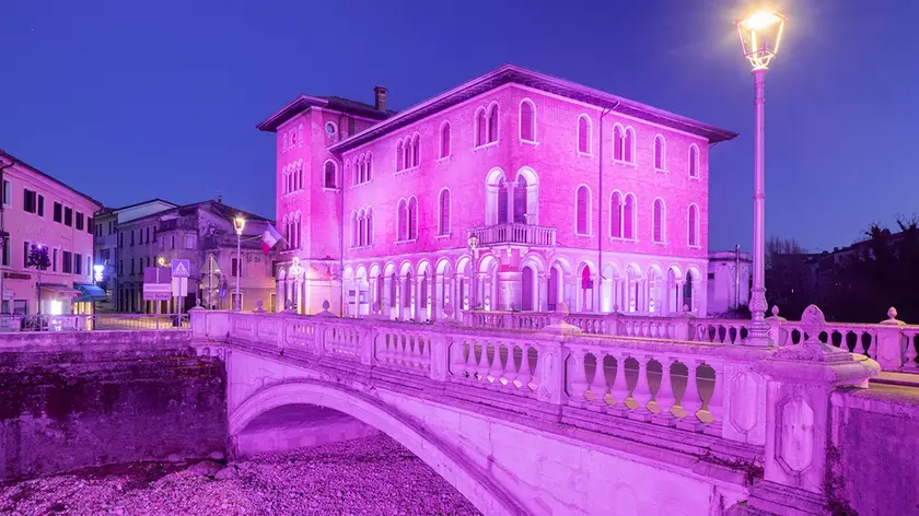 Il ponte sul Soligo illuminato di rosa