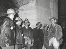 Alcuni minatori all’esterno della miniera in una foto storica