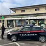 I carabinieri davanti alla farmacia