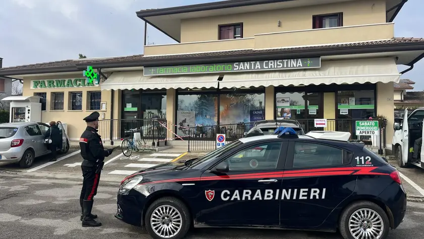 I carabinieri davanti alla farmacia