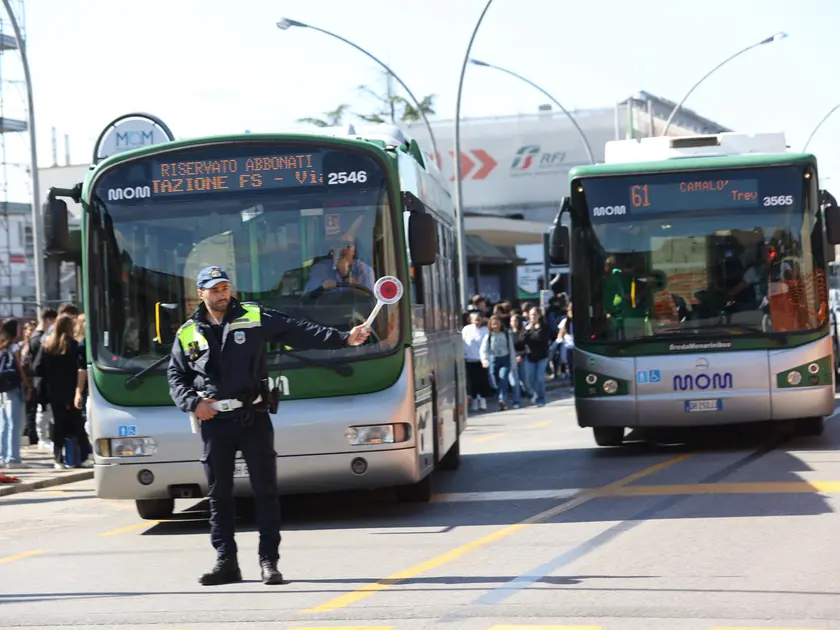 L'episodio a bordo di una corriera Mom