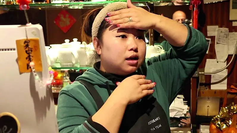 Uiming Zeng, la gestrice del ristorante cinese di via Venier, a destra l’esterno del locale.Fotofilm